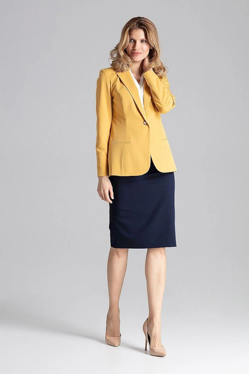 Blazer en tissu cintré jaune élégant et professionnel pour tenues de bureau féminines modernes