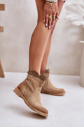 Bottines élégantes en daim naturel pour femme, style moderne, couleur sable, talon plat, fermeture éclair latérale, finitions ajourées, confortables