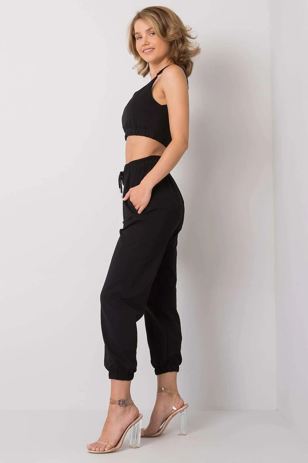 Ensemble sportif femmes crop top ajusté pantalon jogging élastique matière coton élasthanne polyester look athleisure casual