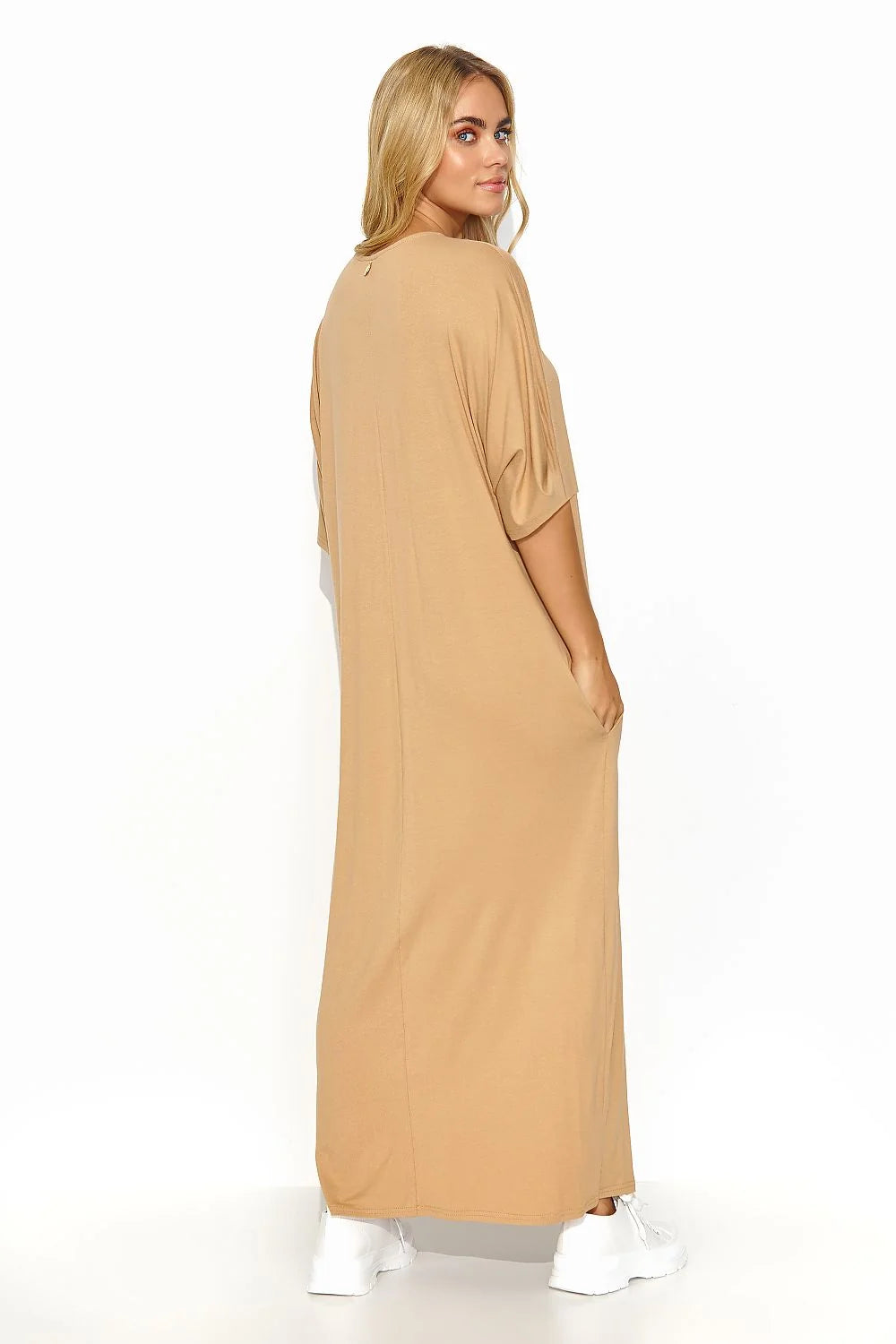 Robe de jour Makadamia longue maille légère décolleté V manches courtes poches beige camel femme été