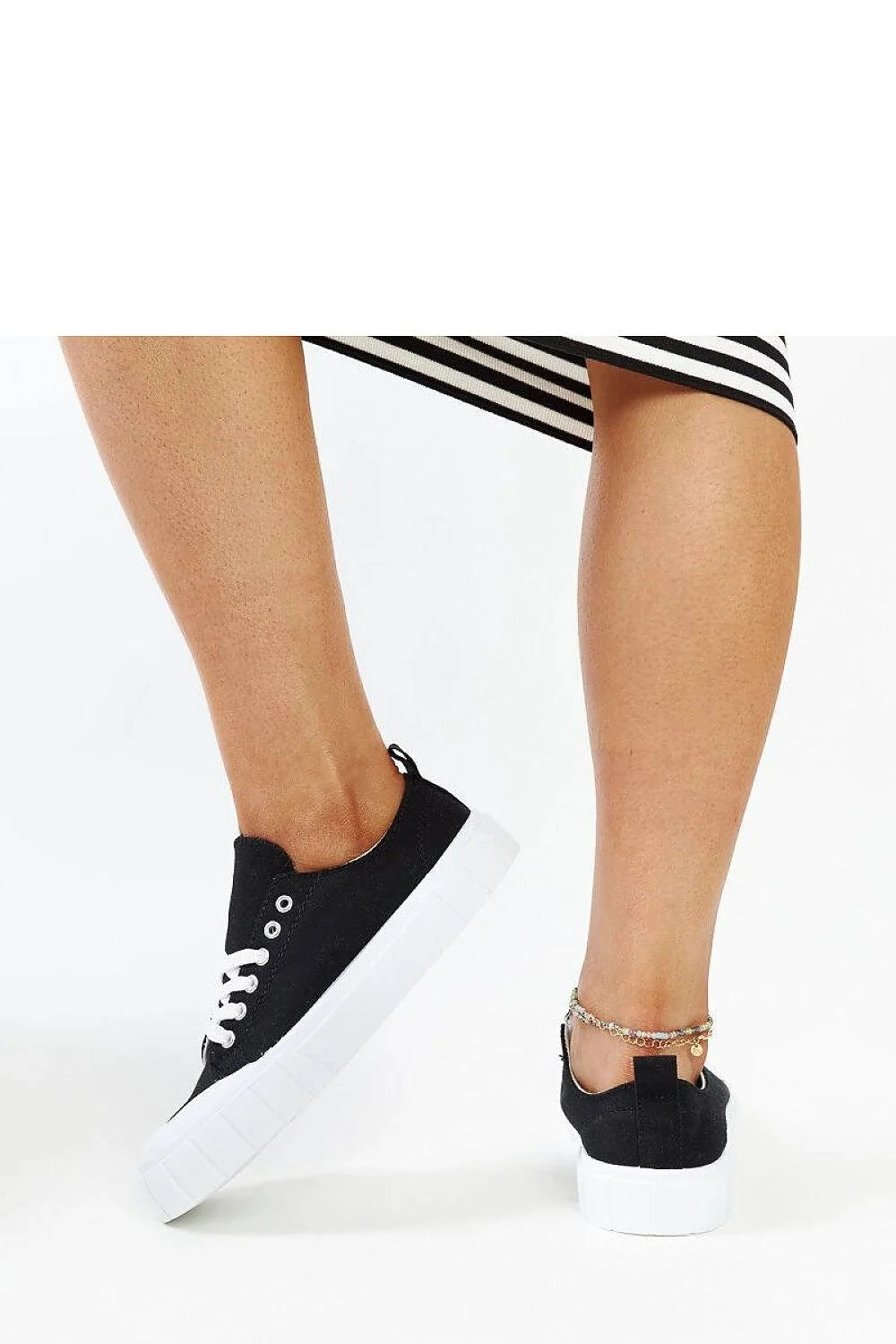 Baskets femmes design minimaliste couleur noire contrastante semelle blanche respirante tige en toile confortable Eduardo Stilizate