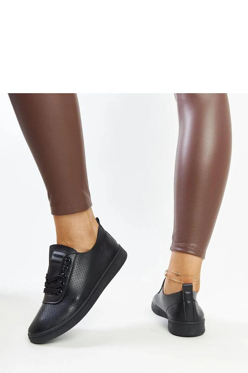 Sneakers pour femmes design moderne élégant couleur noire cuir synthétique perforations semelle épaisse lacets noirs robe soirée casual