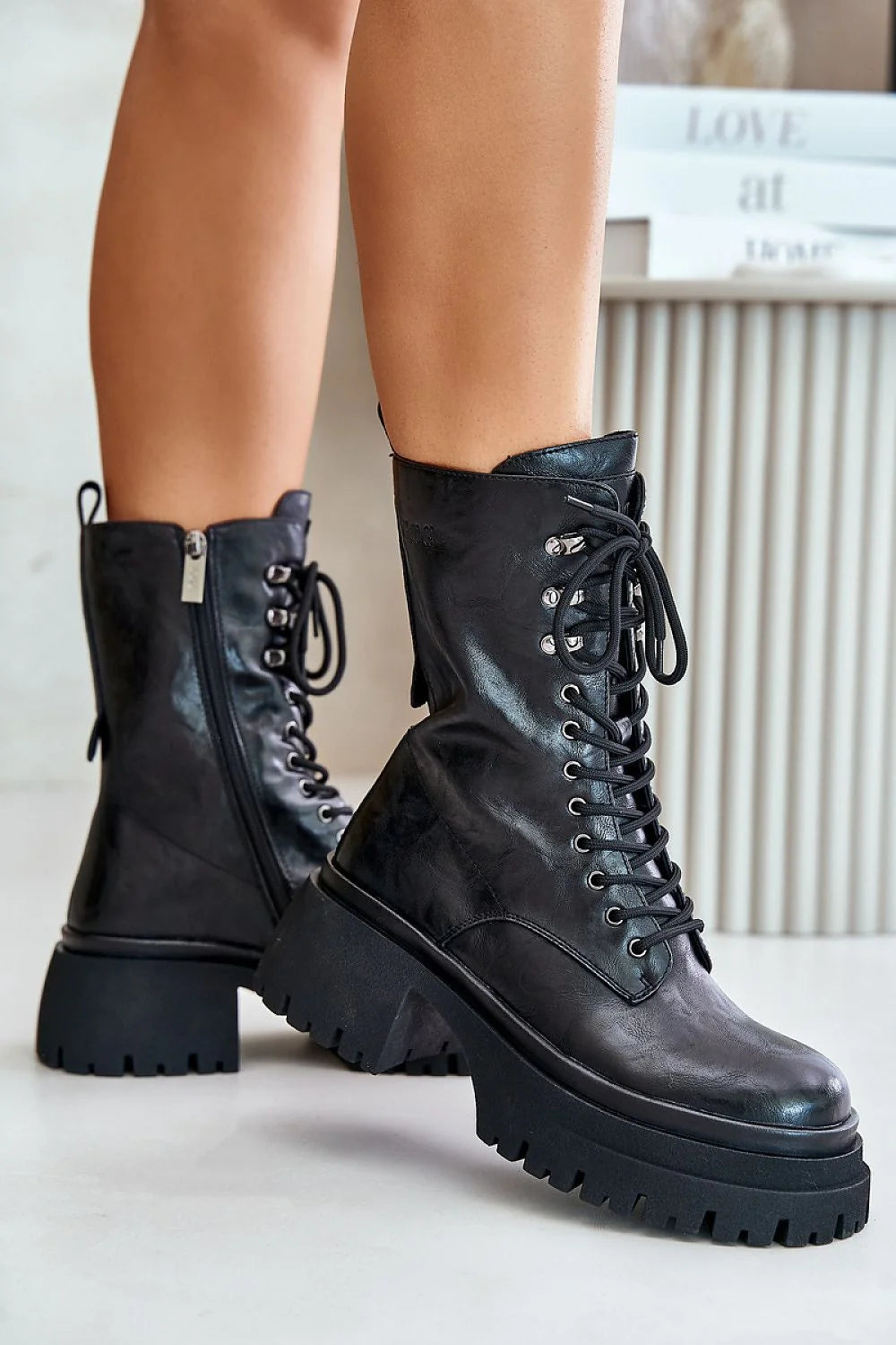 Bottines militaires pour femmes en cuir noir haute qualité, style audacieux, semelle crantée, lacets métalliques, confortable, robuste, mode urbaine, talon épais, design moderne, cuir brillant, idée cadeau, tendance hiver