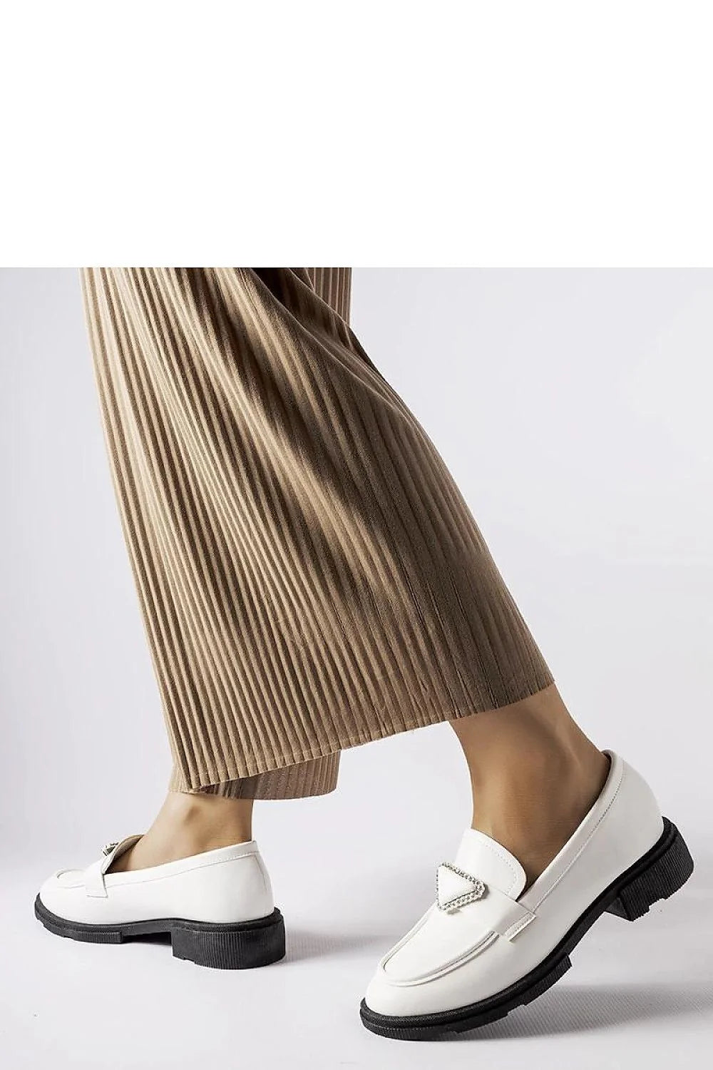 Moccasins femmes élégantes design moderne couleur blanche matériau haute qualité semelle caoutchouc occasion quotidienne et spéciale