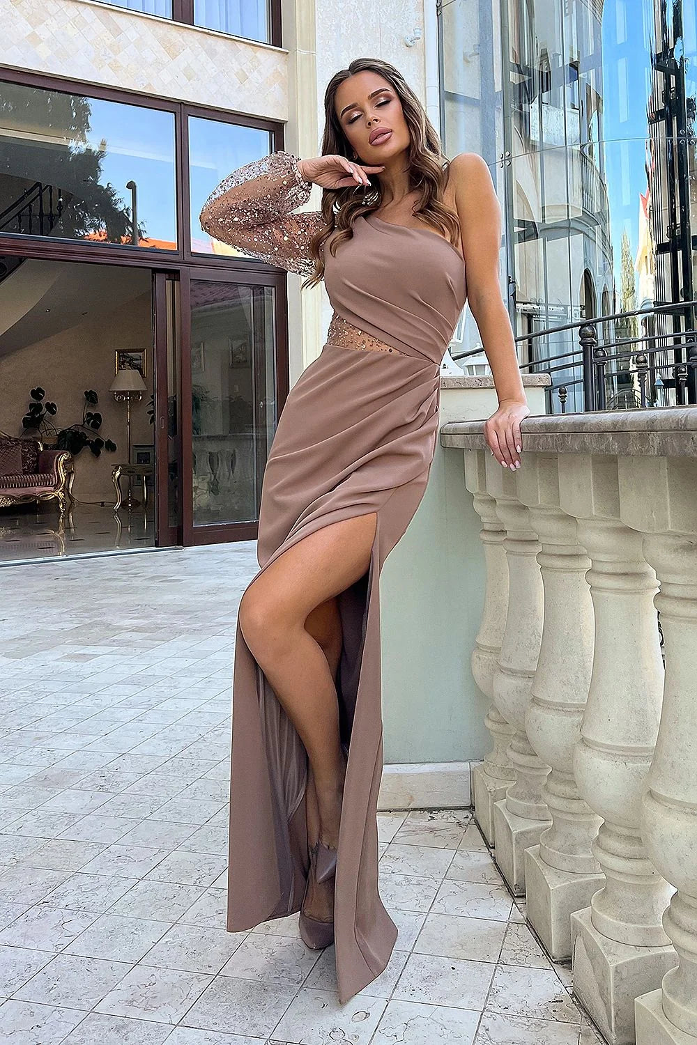 robe soirée longue asymétrique manche unique bretelle épaule pailletée ceinture dorée fente haute satinée tulle brodée drapée fluide taupe glamour