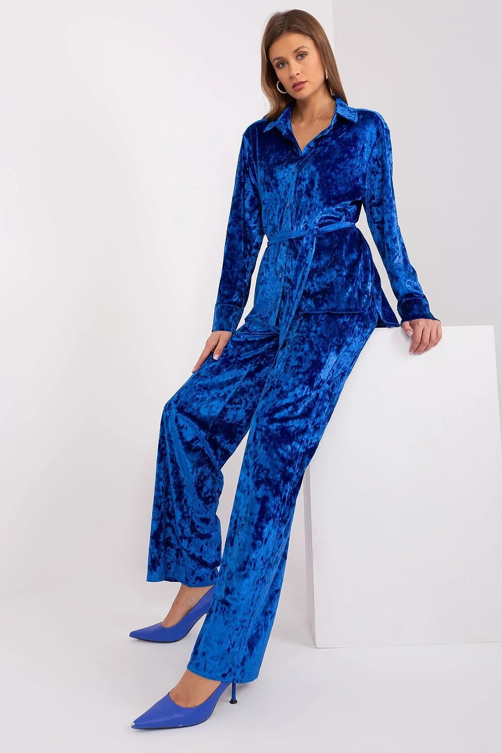Ensemble Lakerta chemise pantalon velours bleu roi luxueux élégant moderne coupe ajustée femme occasion spéciale