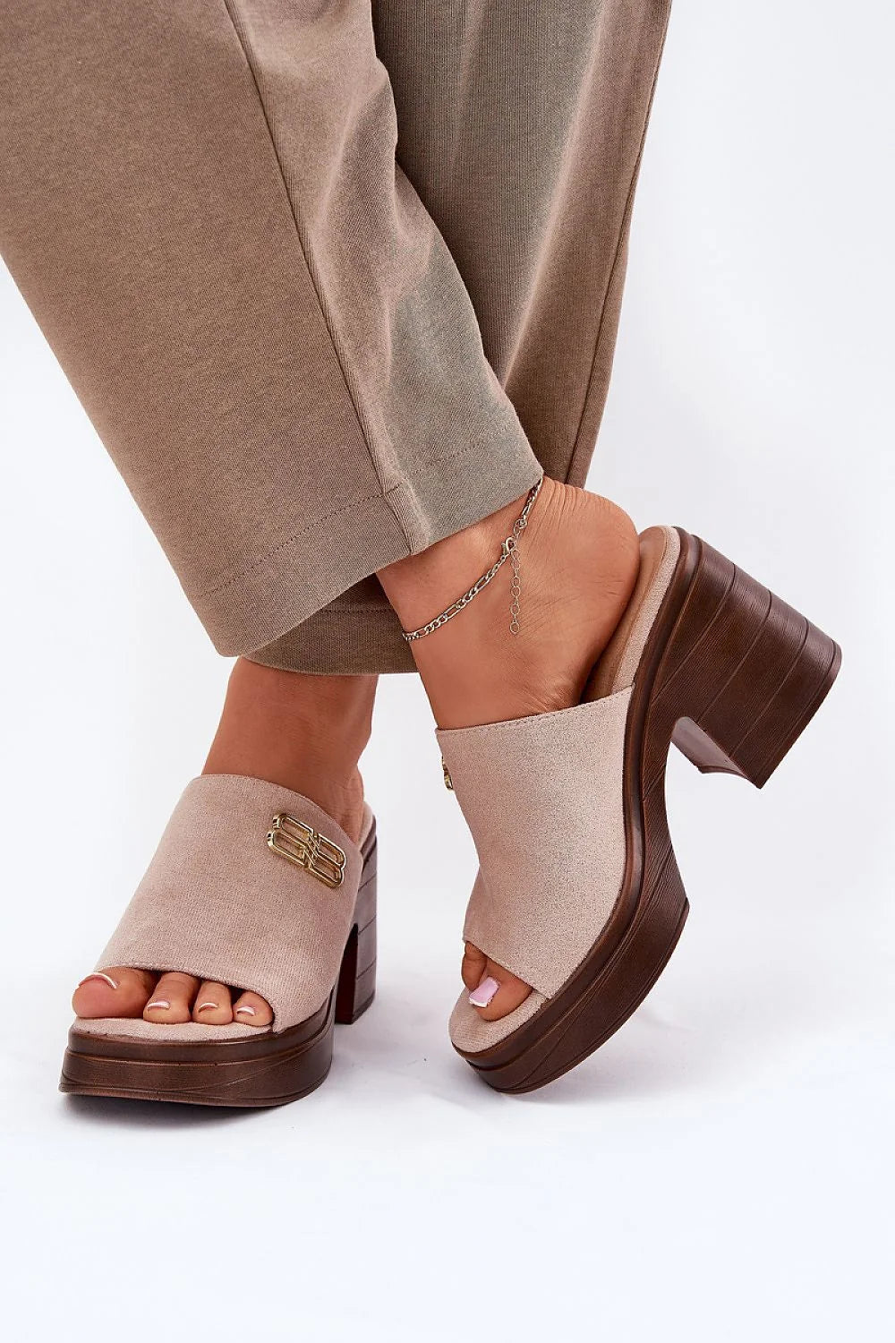 Mules femmes style moderne élégant beige marron semelle épaisse talon bloc matériaux doux confortable soirées estivales tenues décontractées