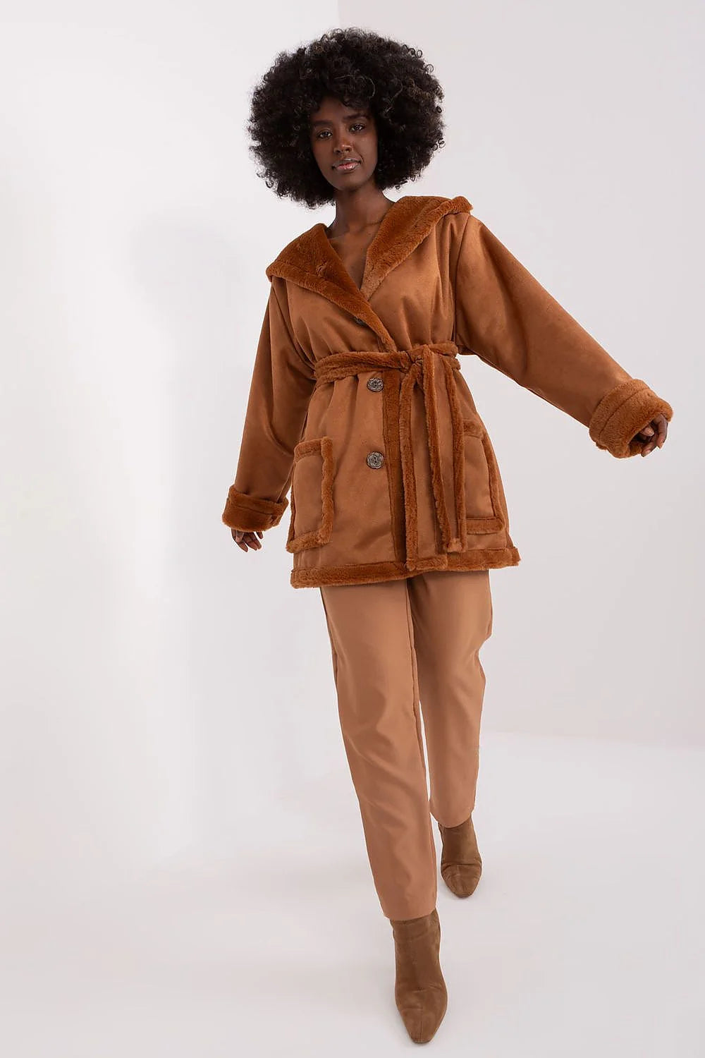 Manteau pour femme Lakerta en faux suède marron, capuche fourrure, style décontracté-chic, coupe ample, boutons classiques, poches plaquées, mode hiver élégant