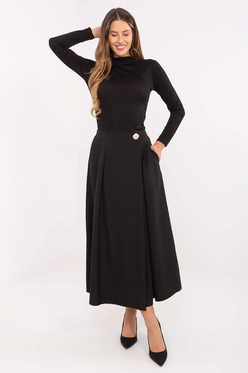 jupe midi noire taille haute trapèze fluide structuré évasée plis discrets bijou doré poches latérales ceinture élastique ajustée confortable élégante