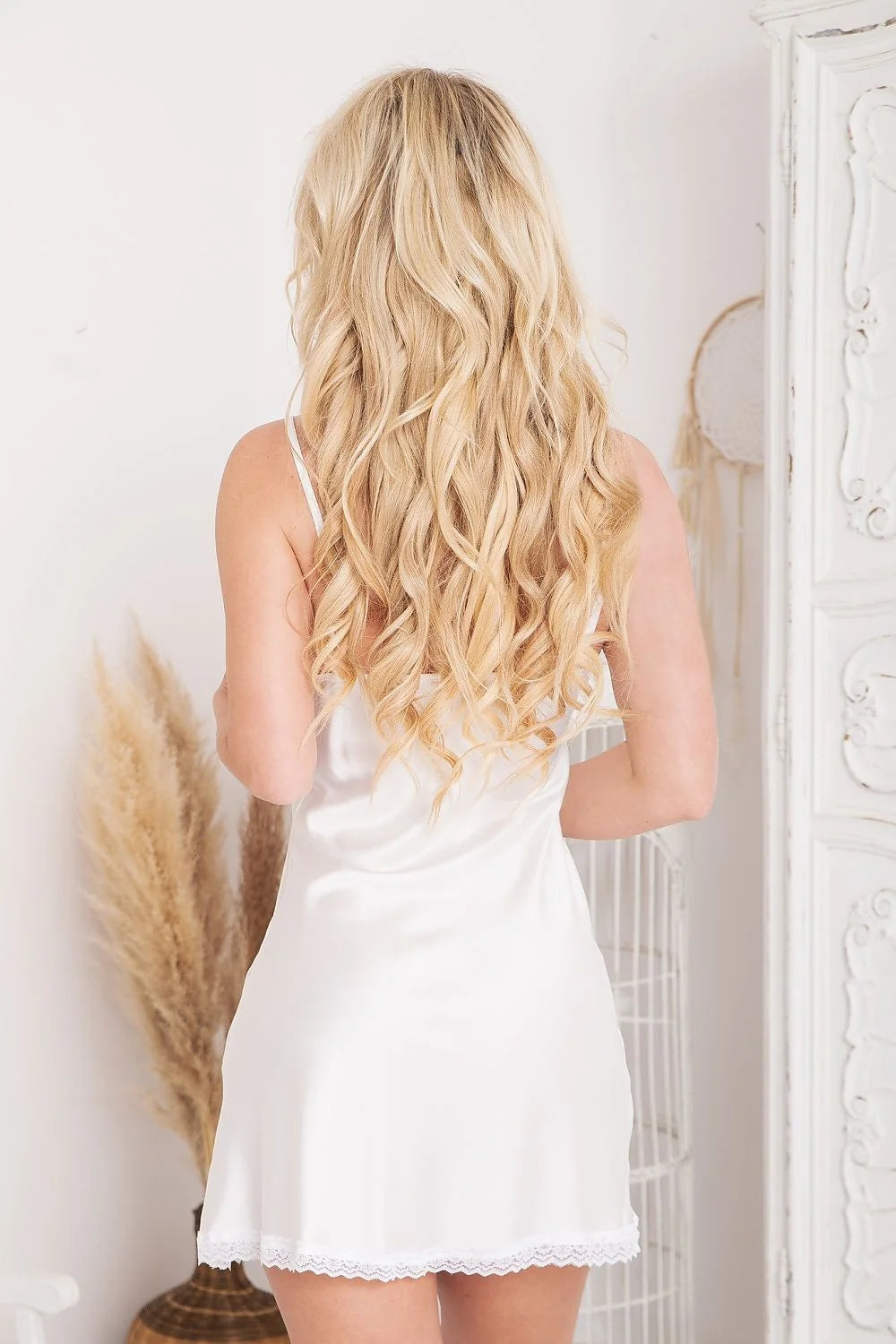 nuisette satinée blanc cassé dentelle décolleté plongeant bretelles fines ajustables mi cuisse soyeuse fluide légère confortable raffinée élégante romantique