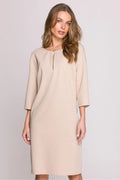 robe jour élégante beige manches troisquarts coupe droite décolleté bouton doré fente mi genou crêpe fluide tombé structuré minimal chic