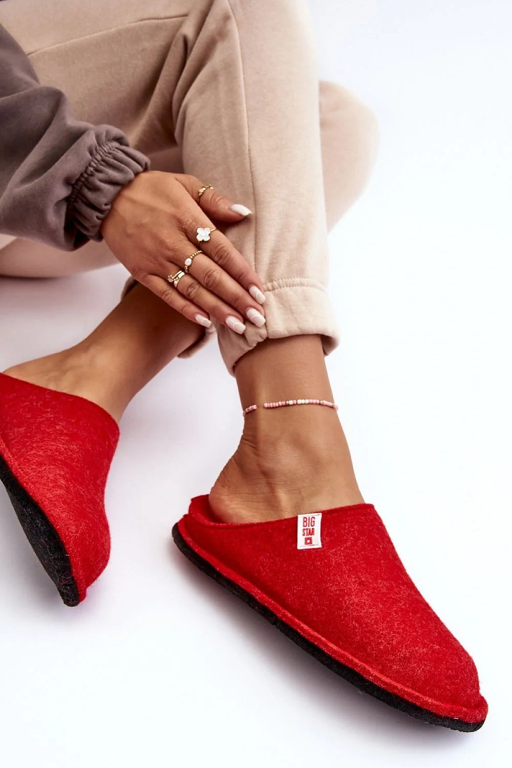 Pantoufles femmes confort style classique chaude feutre laine logo Big Star plateforme 1.5 cm rouge noir intérieur