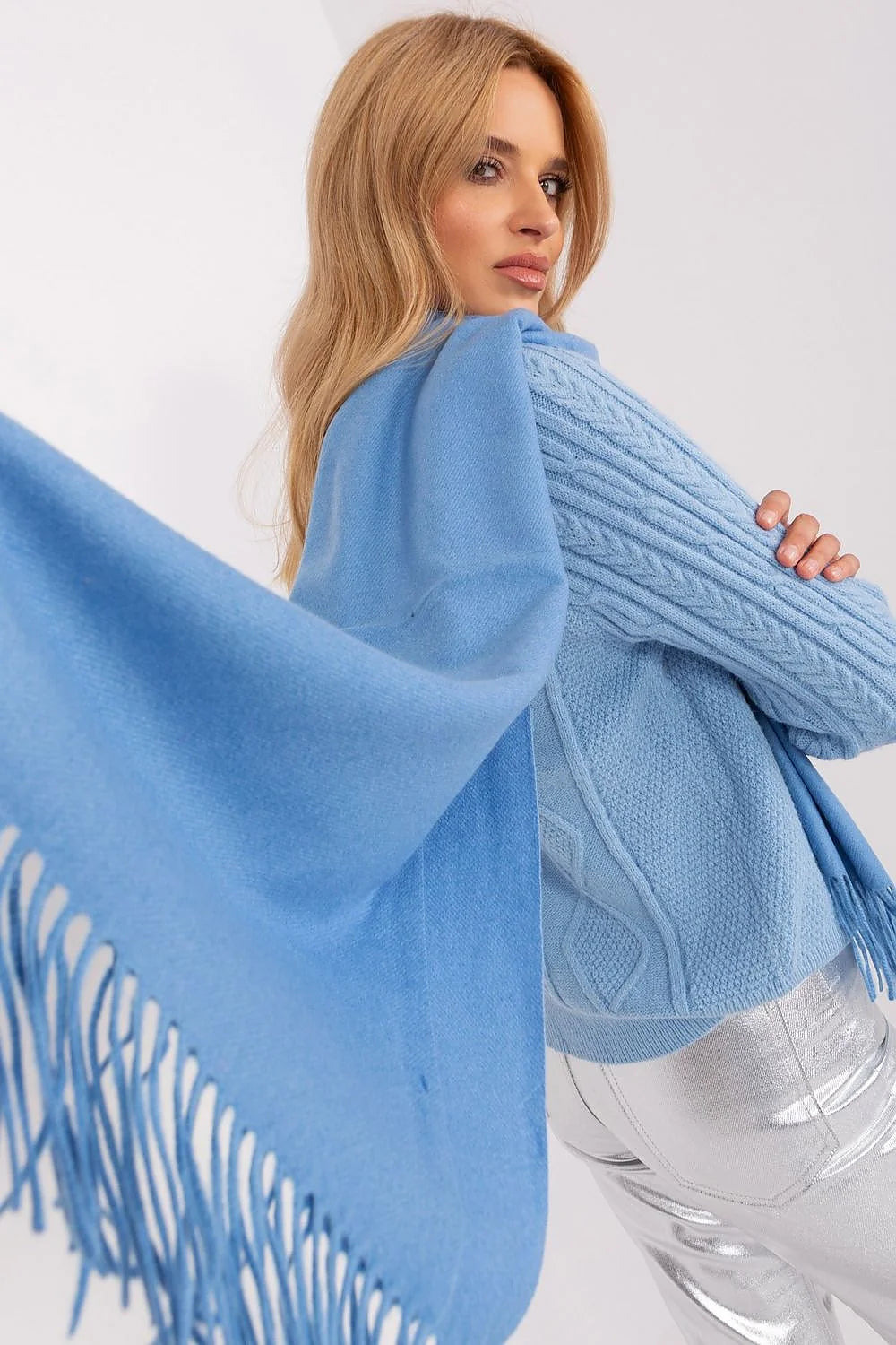 ensemble pull écharpe maille torsadée bleu ciel cardigan court boxy boutons assortis motifs losanges câbles franges douce chaude féminine cosy