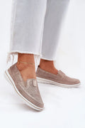 Mocassins pour femmes en cuir suédé naturel, style moderne, couleur taupe beige, perforé, semelle blanche, confort tout le jour, look élégant et décontracté