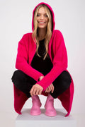 cape capuche fuchsia laine angora viscose polyester mélange oversize coupe manches longues mi cuisses asymétrique ouverture frontale moelleuse