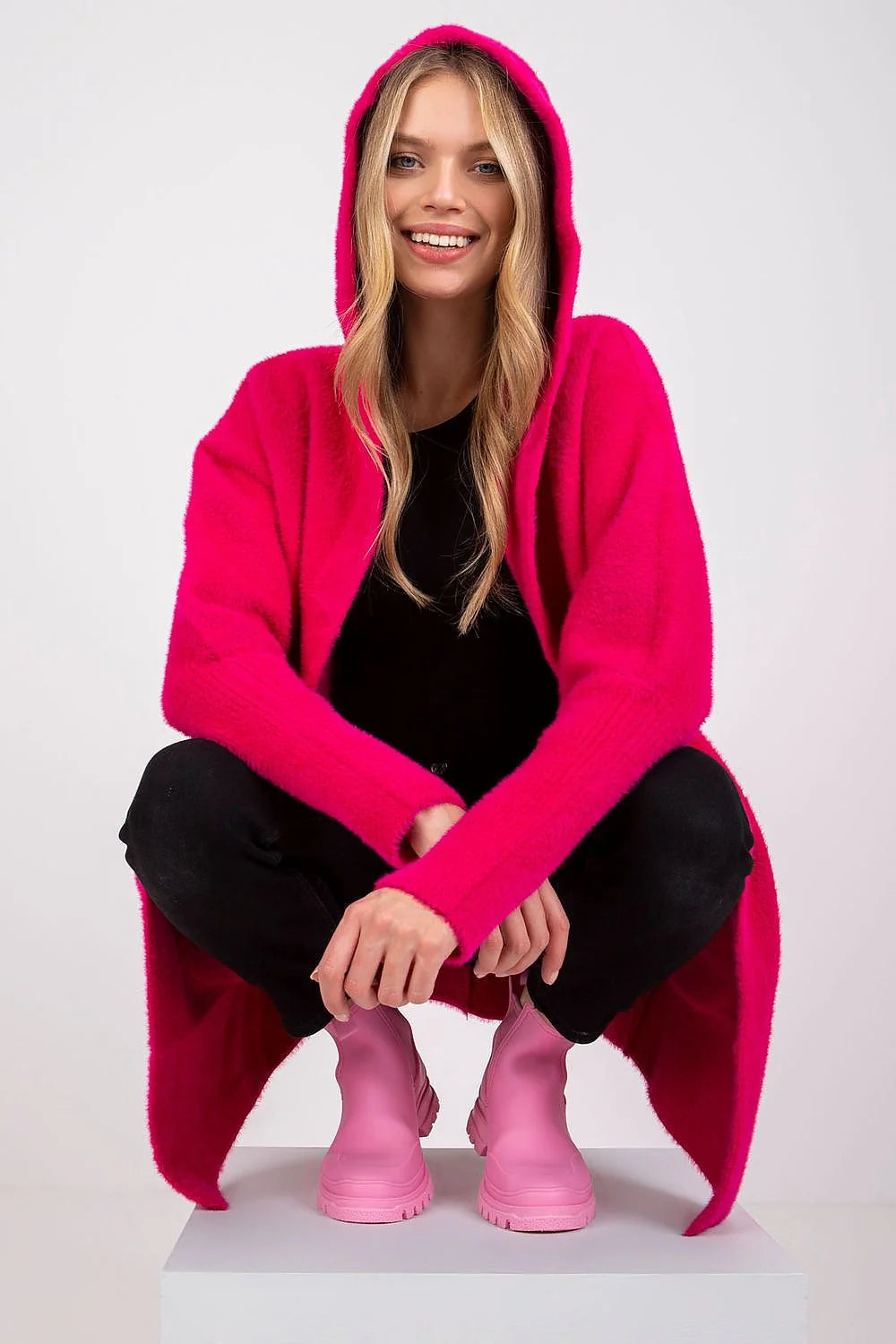 cape capuche fuchsia laine angora viscose polyester mélange oversize coupe manches longues mi cuisses asymétrique ouverture frontale moelleuse