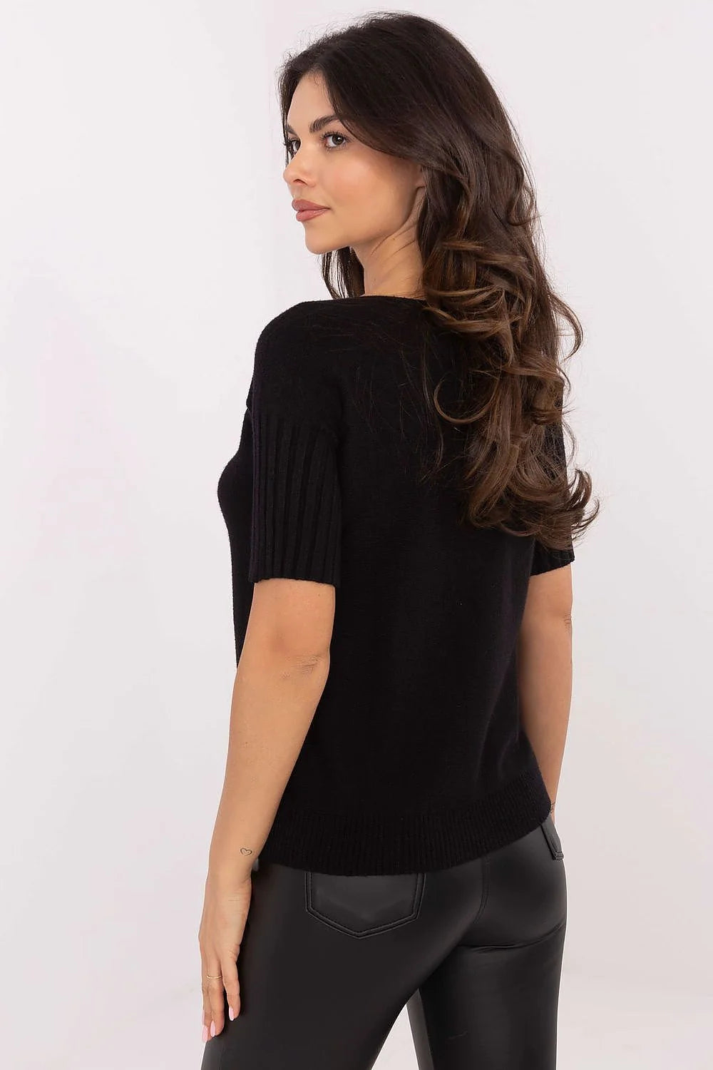 Pull court à manches courtes côtelées silhouette droite ajustée couleur noire matière douce femme élégance polyvalence