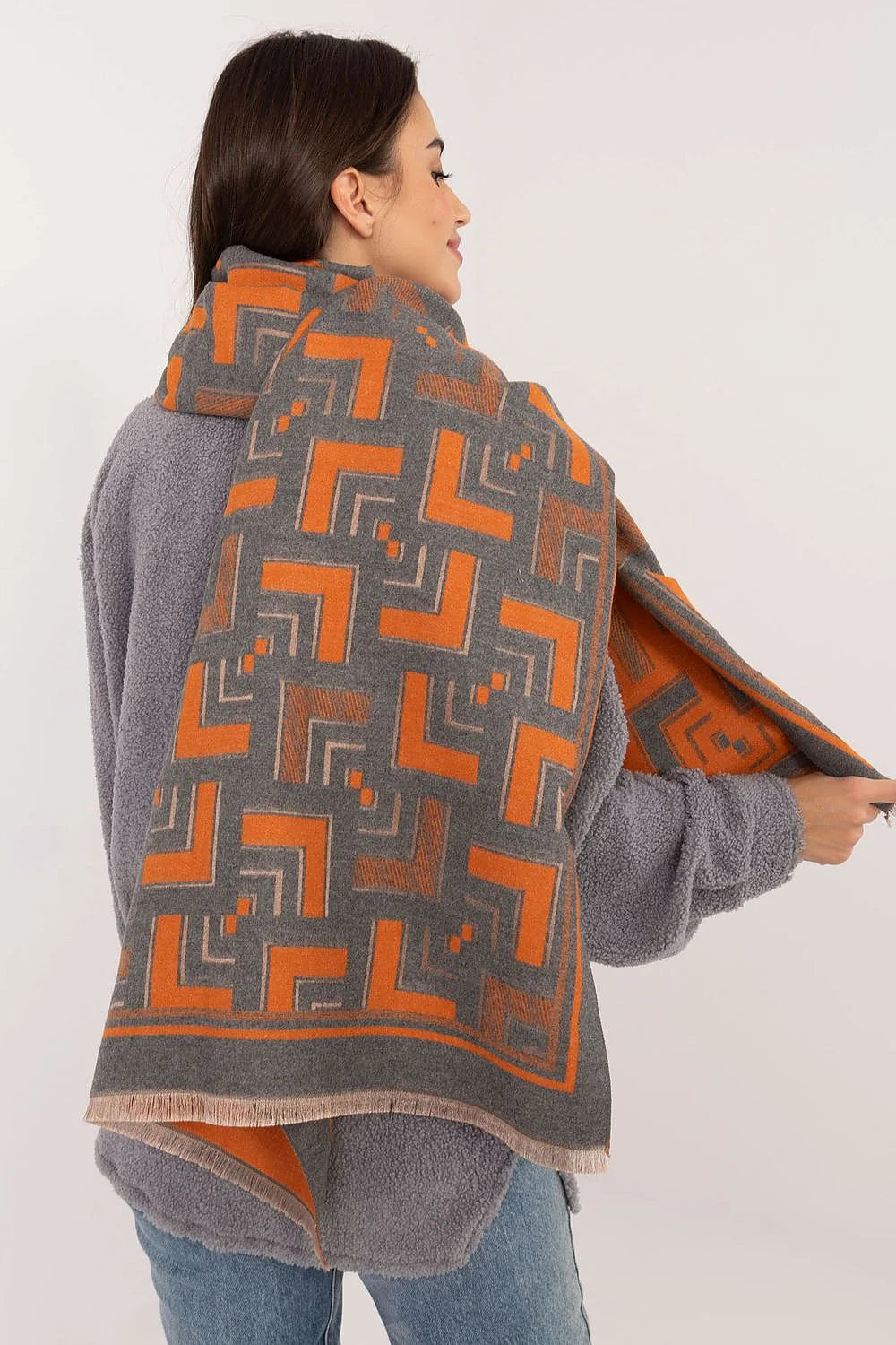 Châle de mode pour femme en viscose et laine, motif géométrique orange et gris, franges subtiles, longueur 190 cm, écharpe élégante et moderne