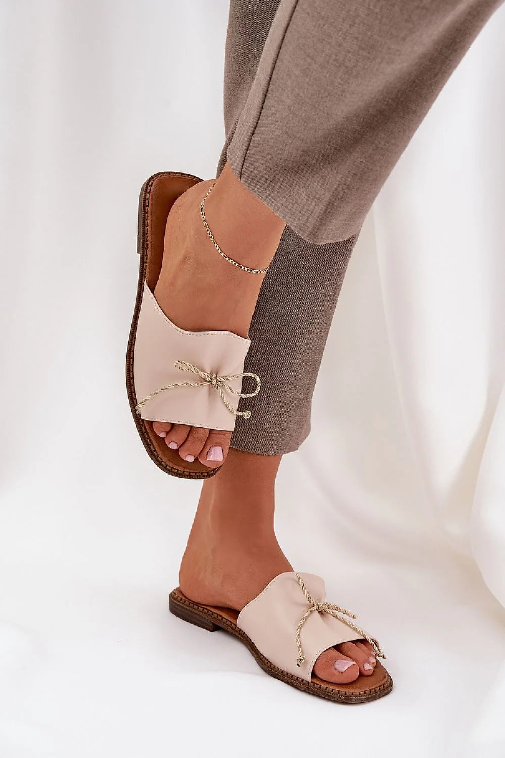 Sandales femmes élégantes mules ouvertes arrière simili cuir crème nœud délicat confort tout le jour occasion été