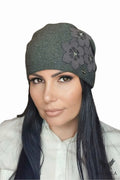 Bonnet pour femmes élégant design contemporain fleurs subtiles couleur anthracite matière haute qualité coupe ajustée style citadin chic froid hiver logo discret finitions luxueuses occasions multiples