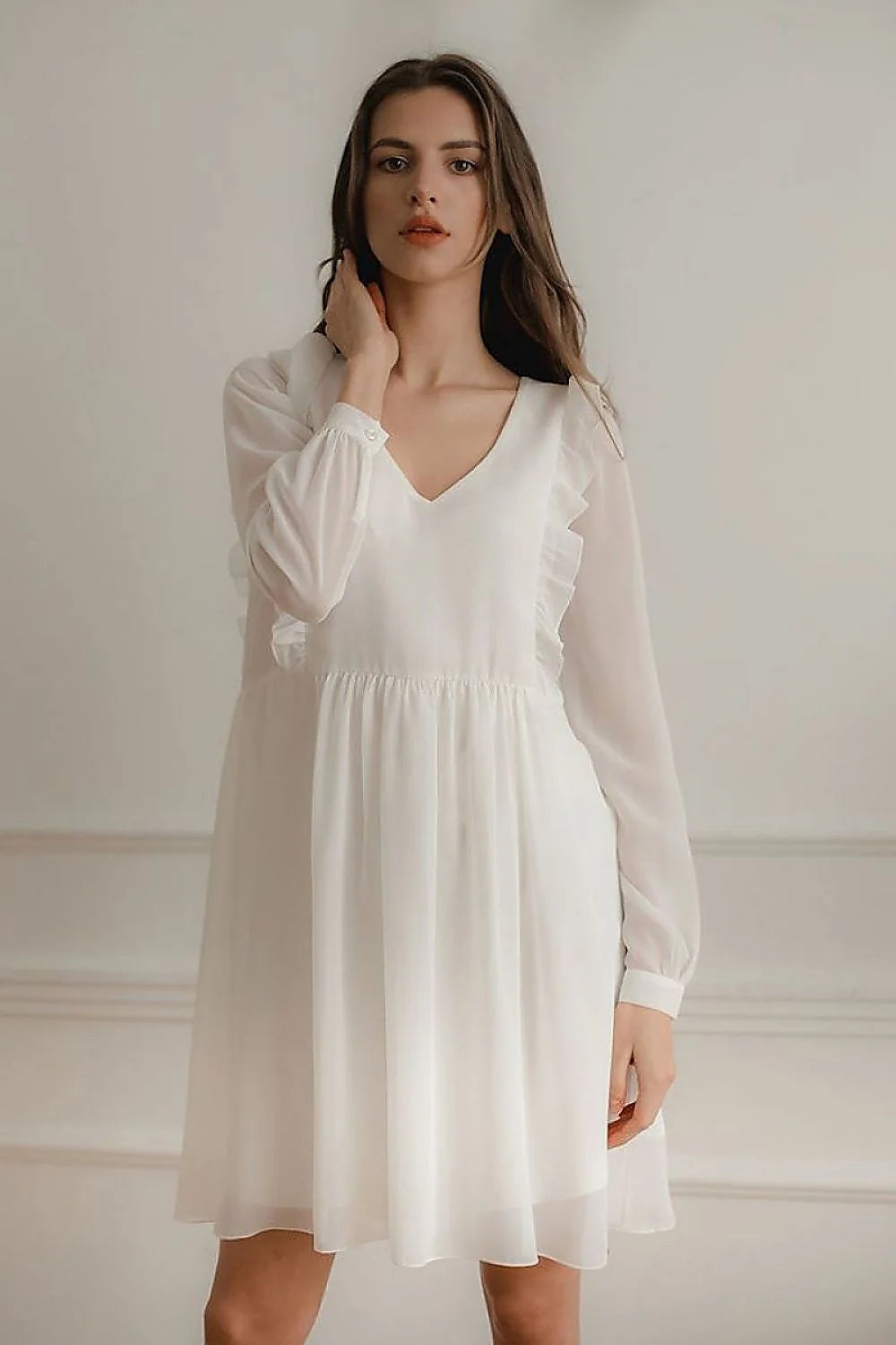 robe cocktail mousseline blanche manches longues volants coupe midi ajustable ceinture intégrée col V décolleté romantique fluide doublure opacité élégante