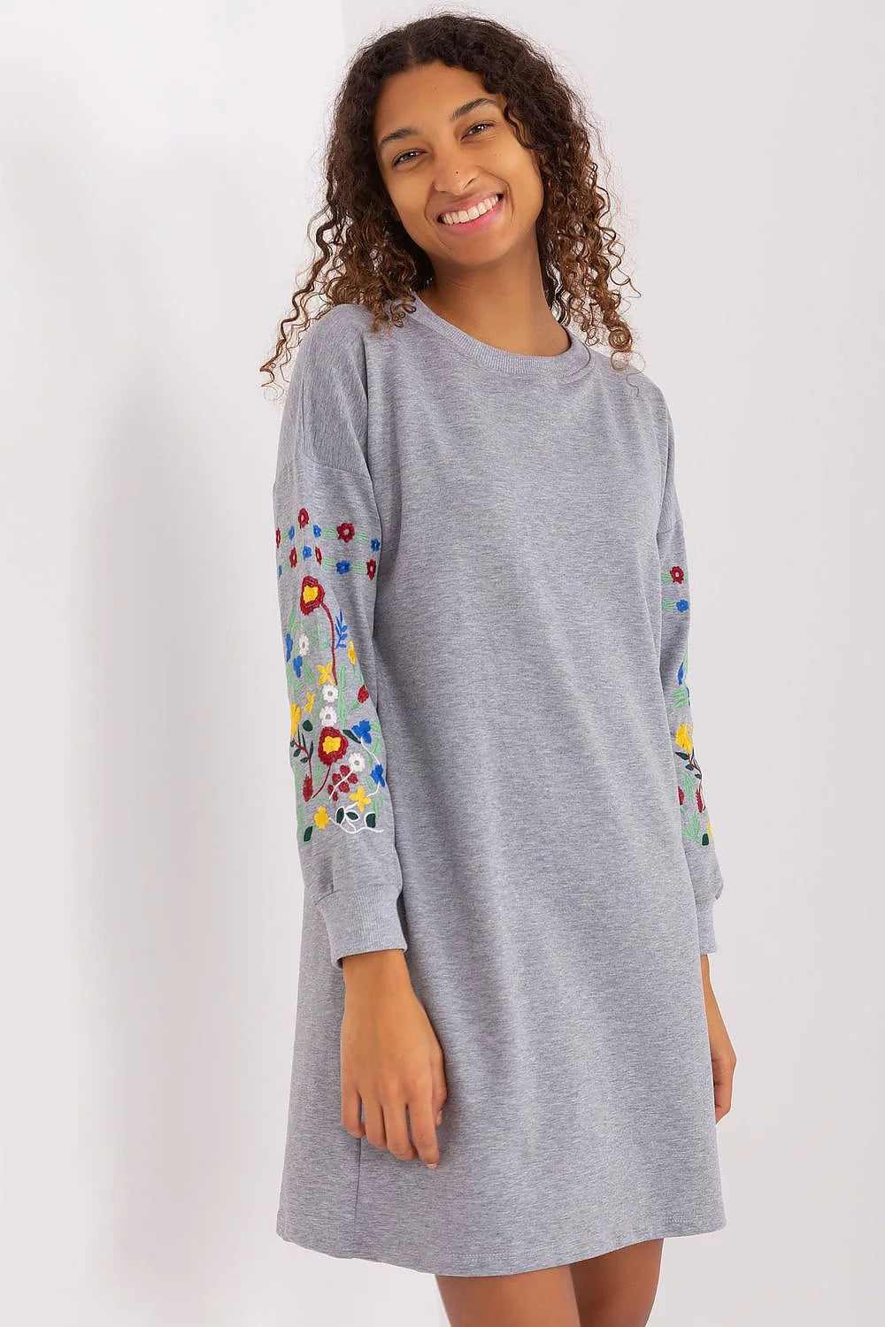 robe Rue Paris manches longues broderie multicolore col rond poignets côtelés coupe droite ample poches zippées coton élasthanne