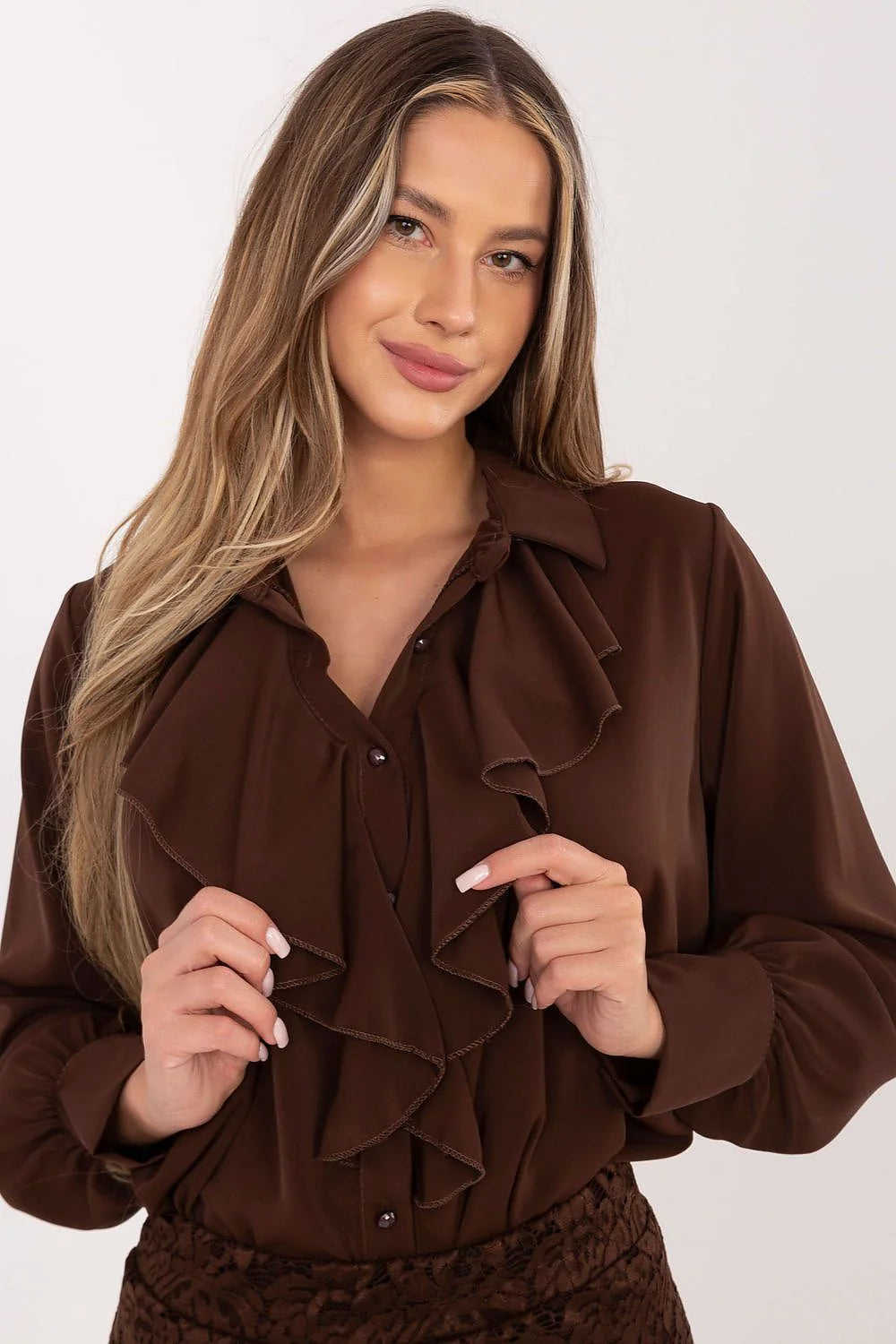 chemise femme élégante classique bureau romantique polyester légère confortable manches longues bouffantes poignets boutonnés col jabot volants chocolat