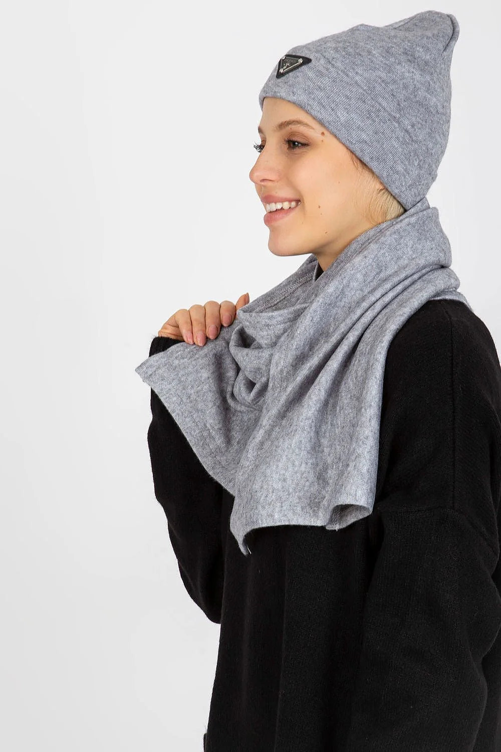 Ensemble d'hiver pour femme Lakerta, bonnet et écharpe en angora et spandex, style moderne et minimal, couleur grise unie, coupe ajustée et volumineuse