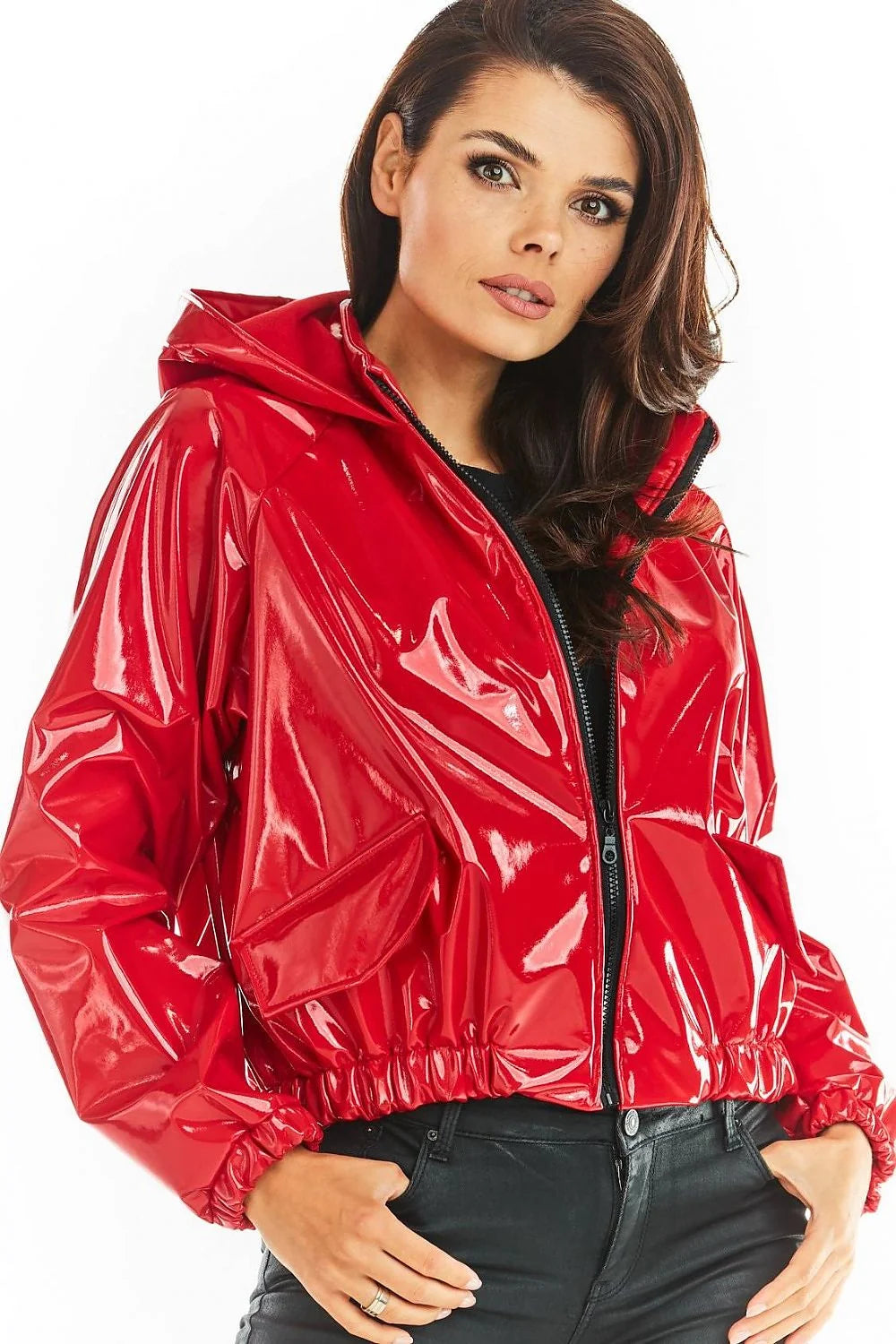 Veste femme vinyle noir moderne audacieuse coupe courte tendance élégante capuche fermeture éclair fashion