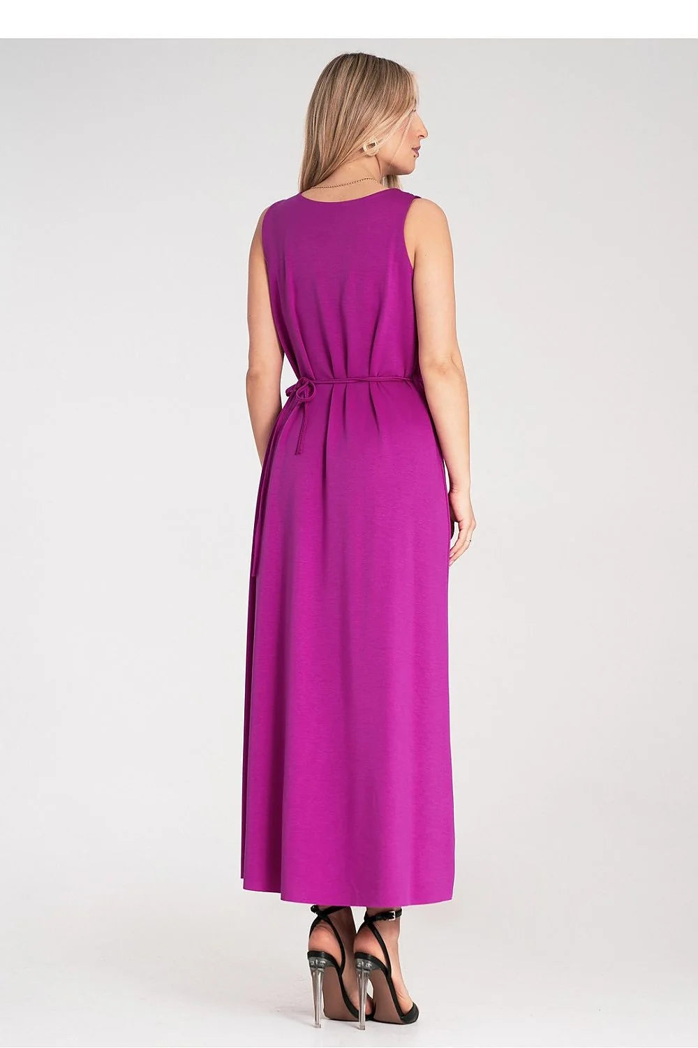 robe longue maxi fuchsia sans manches encolure ronde taille marquée ceinture fine fleur décorative tissu fluide doux poches latérales élégante