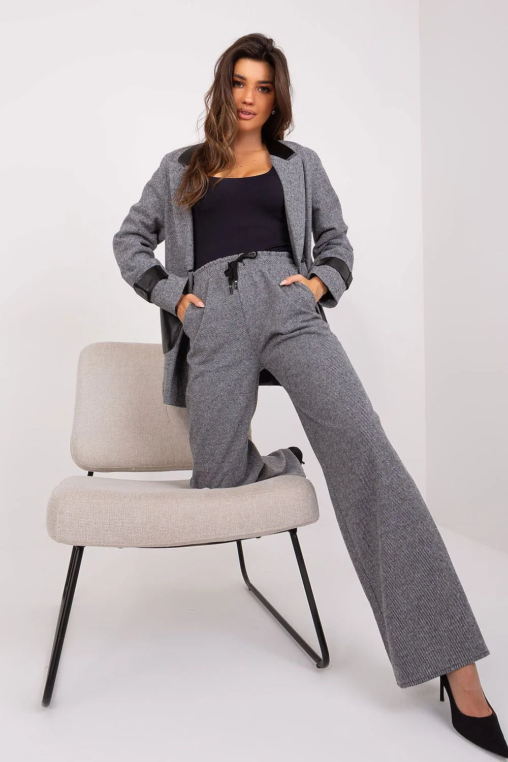 Pantalon femme Lakerta large à taille haute en coton élasthanne gris noir avec ceinture noire et poches zippées