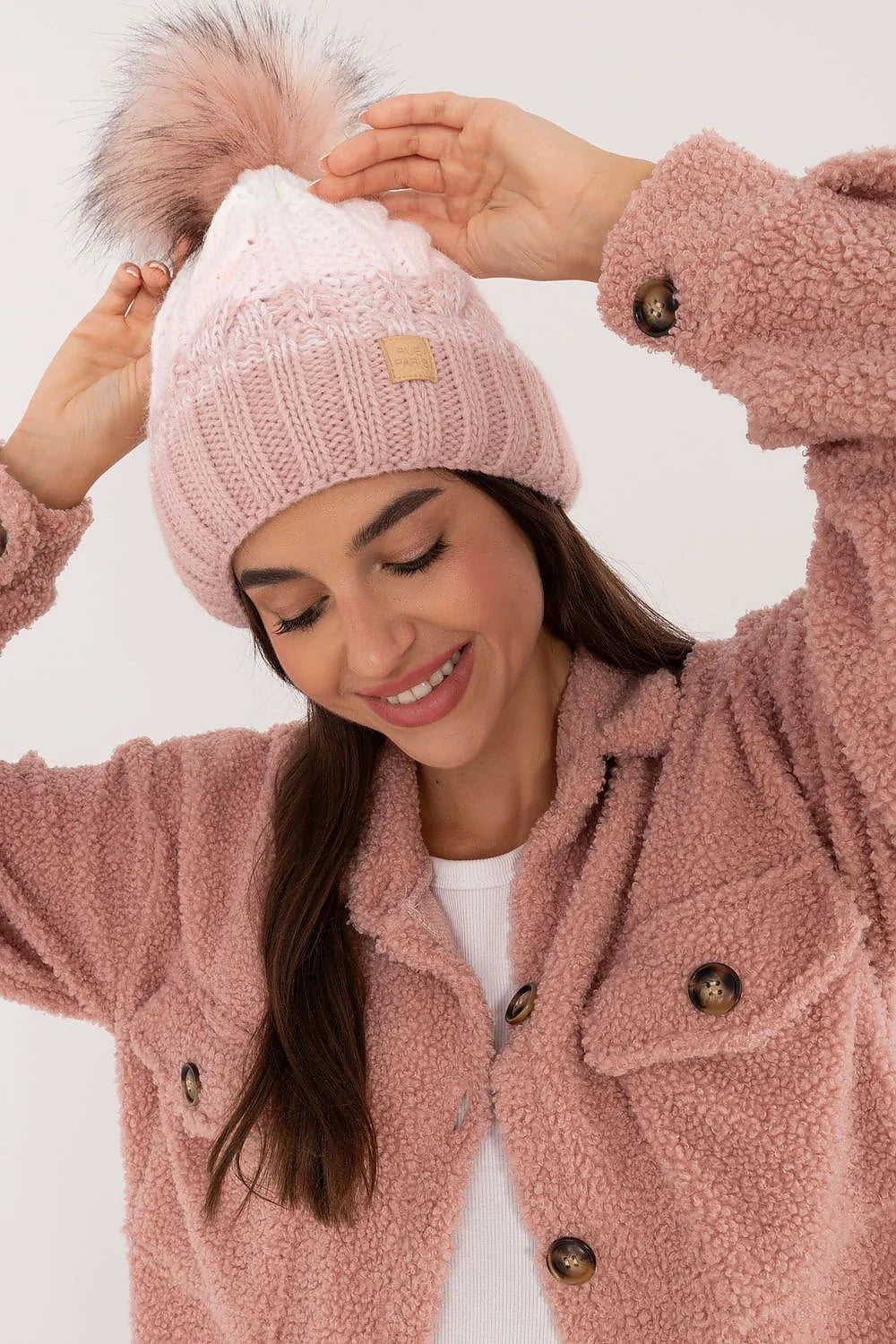 Bonnet Rue Paris tricoté pompon fourrure sherpa rose pâle féminin hiver élégance douceur confort veste assortie