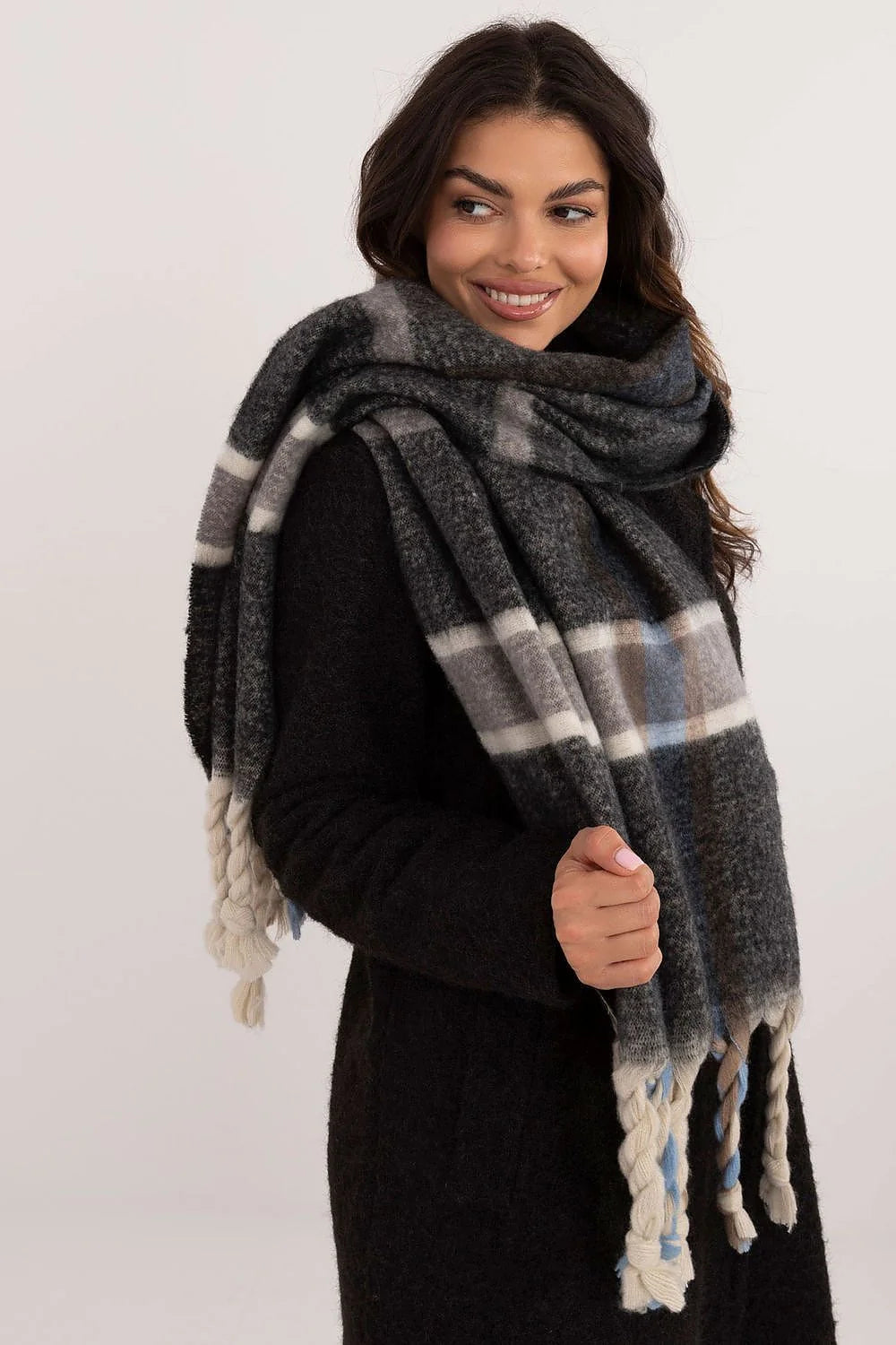 Écharpe femme élégante en laine douce motif carreaux gris noir blanc bleu clair franges torsadées ample rectangulaire hiver versatile