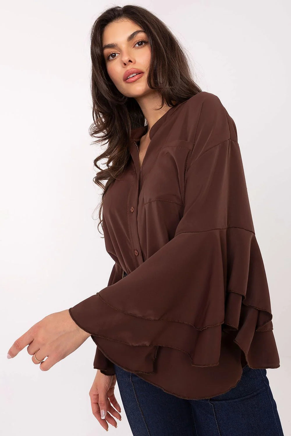 chemisier femme marron chocolat manches longues volants superposés cloche col mao boutonné poche tissu fluide satiné coupe courte