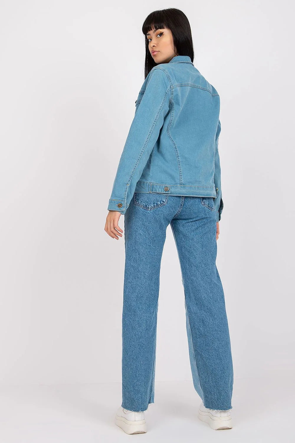Veste en denim style classique denim bleu clair col rabattu boutons métalliques poches à rabat coupe ajustée look casual mode femme