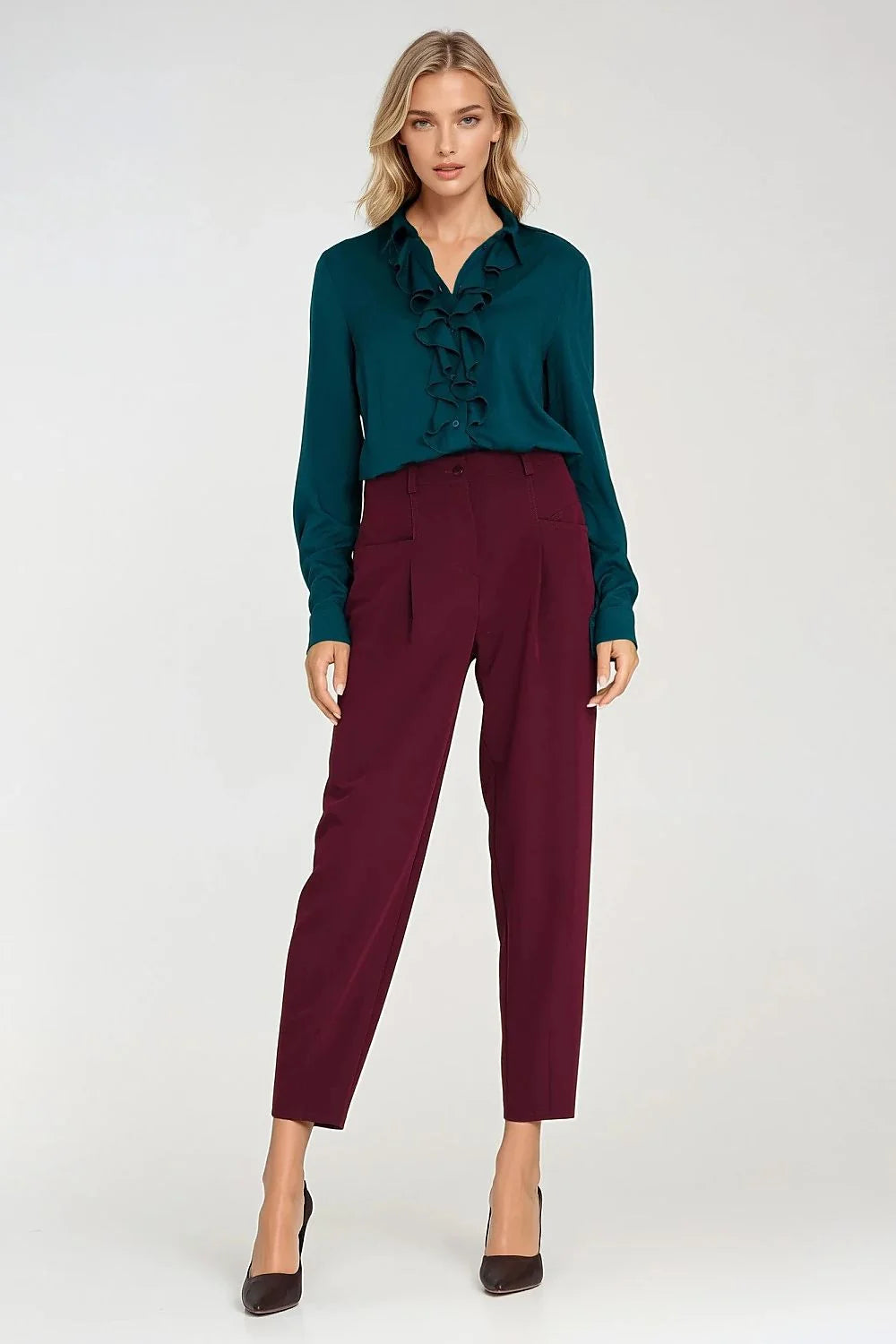 chemise femme manches longues coupe ajustée col classique plastron volanté fermeture boutonnée poignets viscose satinée vert émeraude élégante soirée chic