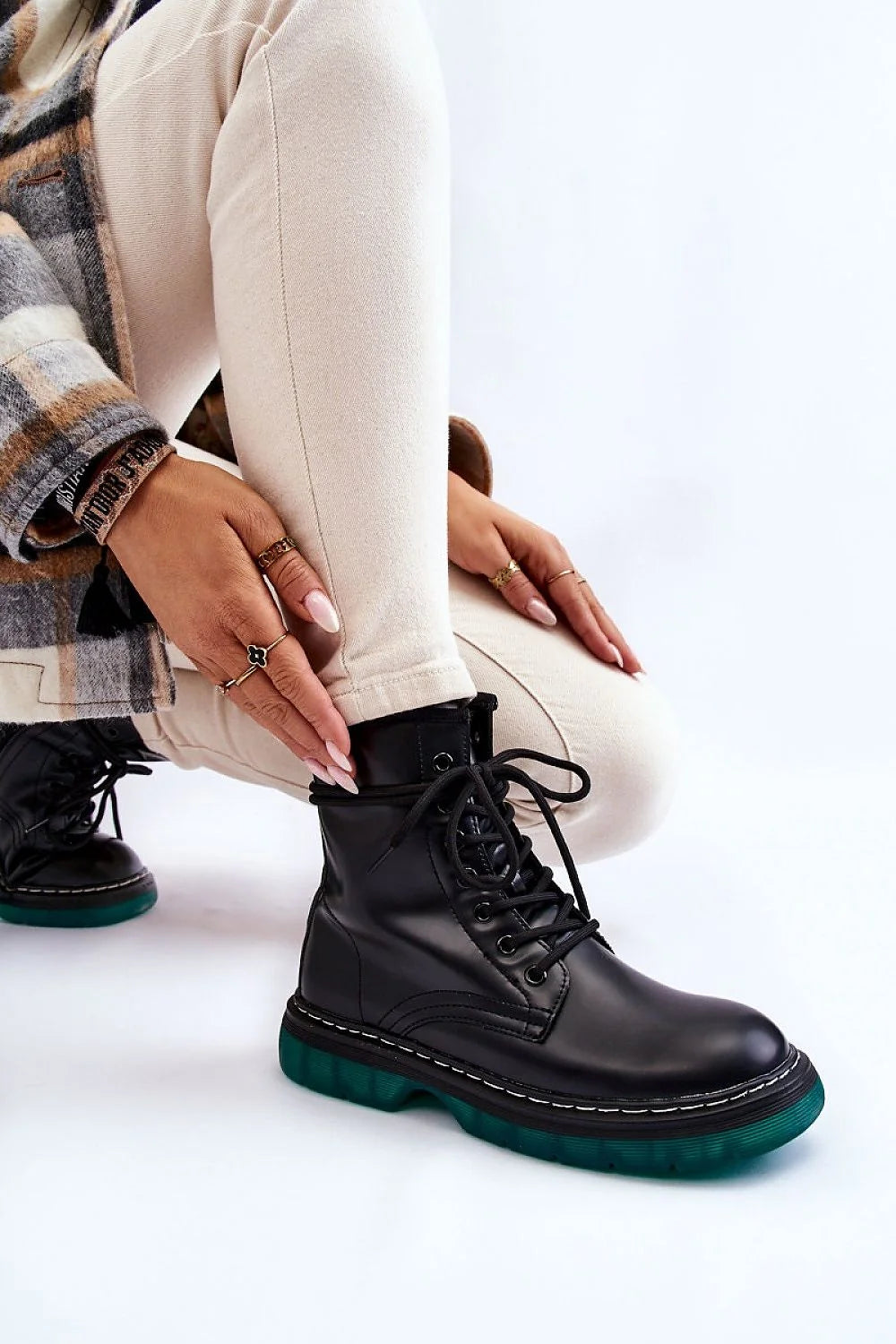 Bottes pour femmes style combat moderne audacieux cuir synthétique noir semelle verte translucide fermeture éclair latérale