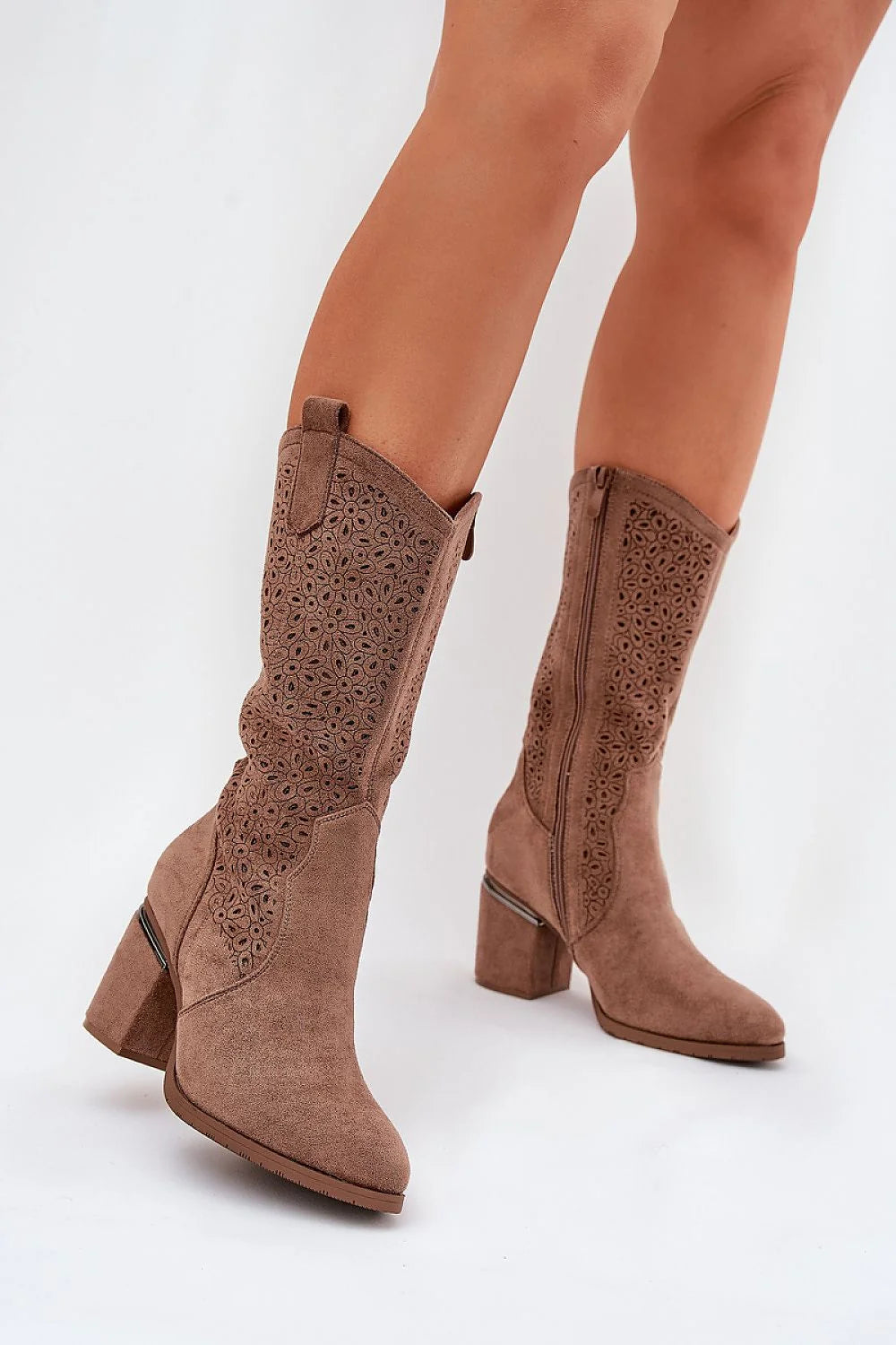 bottes femme mi mollet suédine taupe talon bloc moyen bout pointu motif floral perforé laser fermeture éclair latérale