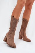 bottes femme mi mollet suédine taupe talon bloc moyen bout pointu motif floral perforé laser fermeture éclair latérale