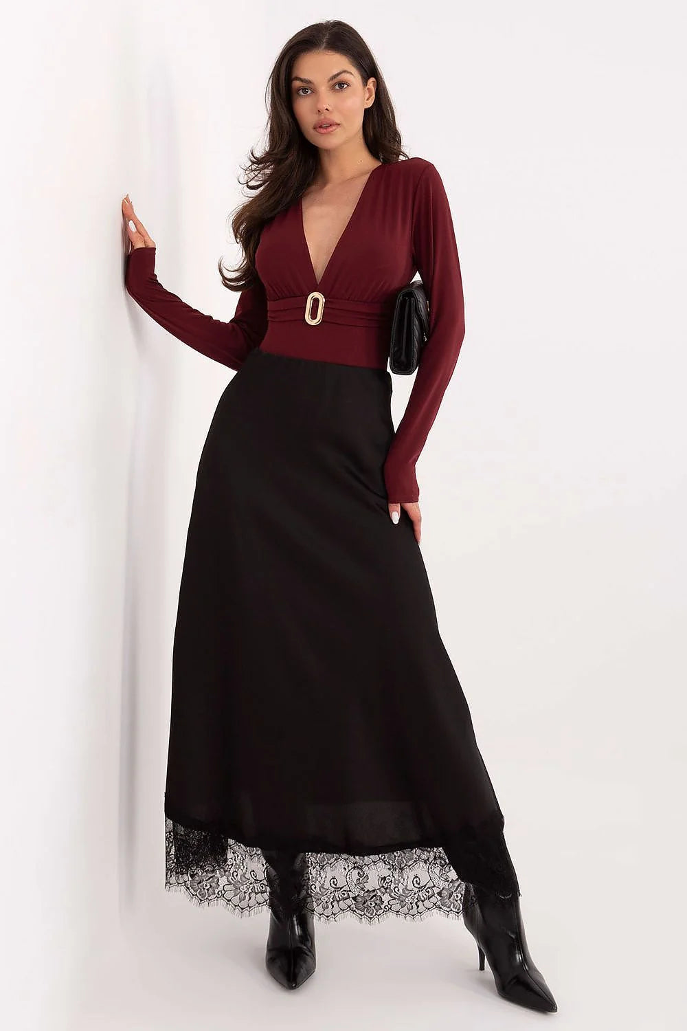 body bordeaux manches longues maille stretch seconde peau coupe ajustée décolleté plongeant forme cœur plissé ornement boucle ovale dorée