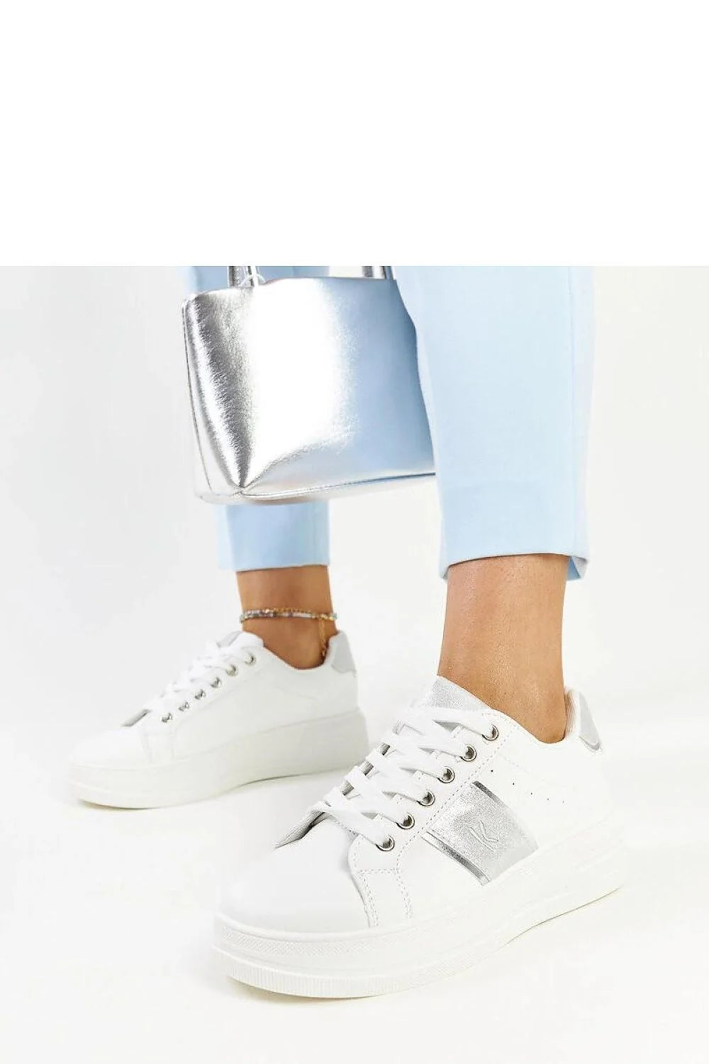 Baskets mode femmes blanches argentées semelle épaisse design moderne chic lacets métalliques élégance urbaine polyvalence