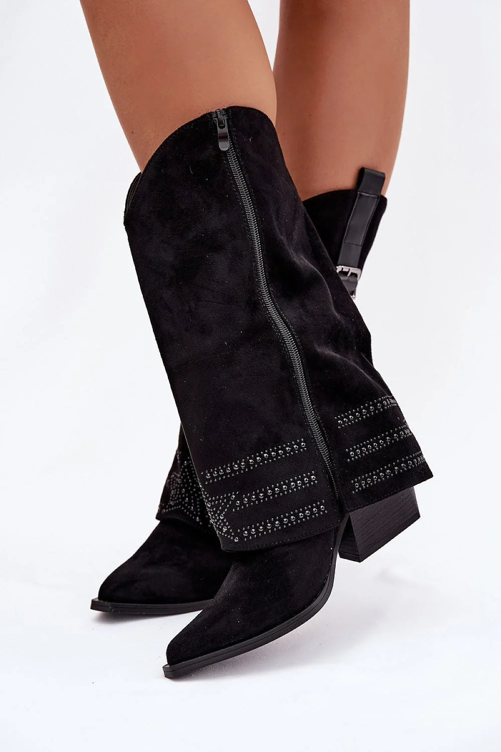 bottes cowboy femme suédine écologique noire mi mollet talon pilier biseauté bout pointu sangle boucle métallique clous décoratifs
