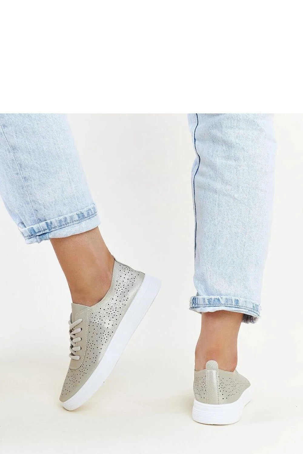 Baskets élégantes pour femmes en cuir écologique dorées bout arrondi design perforé lacets confortables occasion spéciale mode everyday shoes