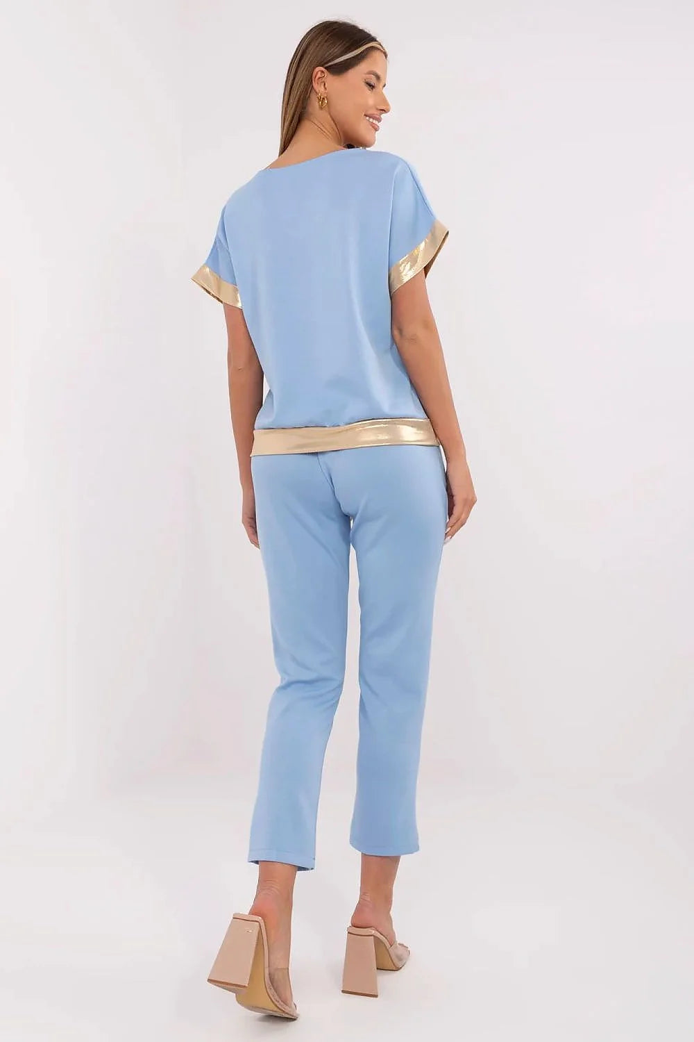 Ensemble féminin Italy Moda chemisier V-neck manches courtes pantalon taille haute ceinture dorée bleu pastel occasionnels décontracté chic moderne