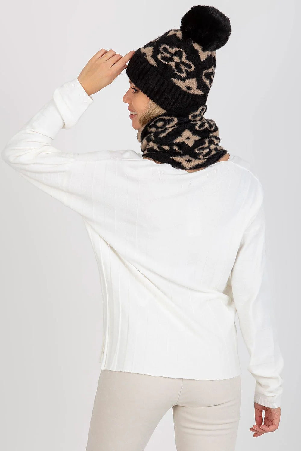 Pull tricoté femme bonnet pompon écharpe mode automne hiver acrylique doux confort classique tendance