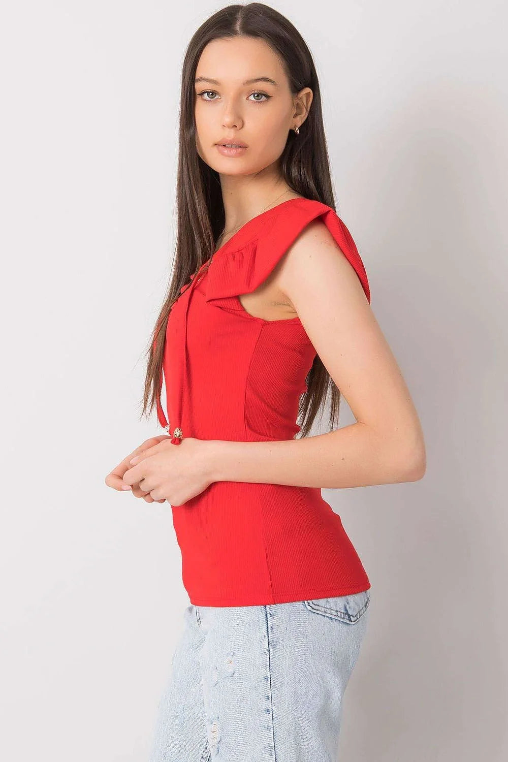 Chemisier Italie Moda en maille côtelée, col V lacé doré, manches courtes volantées, couleur rose poudré, coupe ajustée, féminin élégant, versatile femme