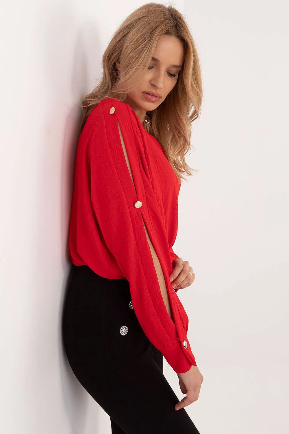 chemisier élégant femme manches longues encolure V tissu léger polyester élasthanne coupe ample rouge vif détails dorés boutons