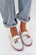 Moccasins élégants pour femmes en cuir naturel blanc avec chaîne dorée et semelle rose, confort tout le jour, style sophistiqué
