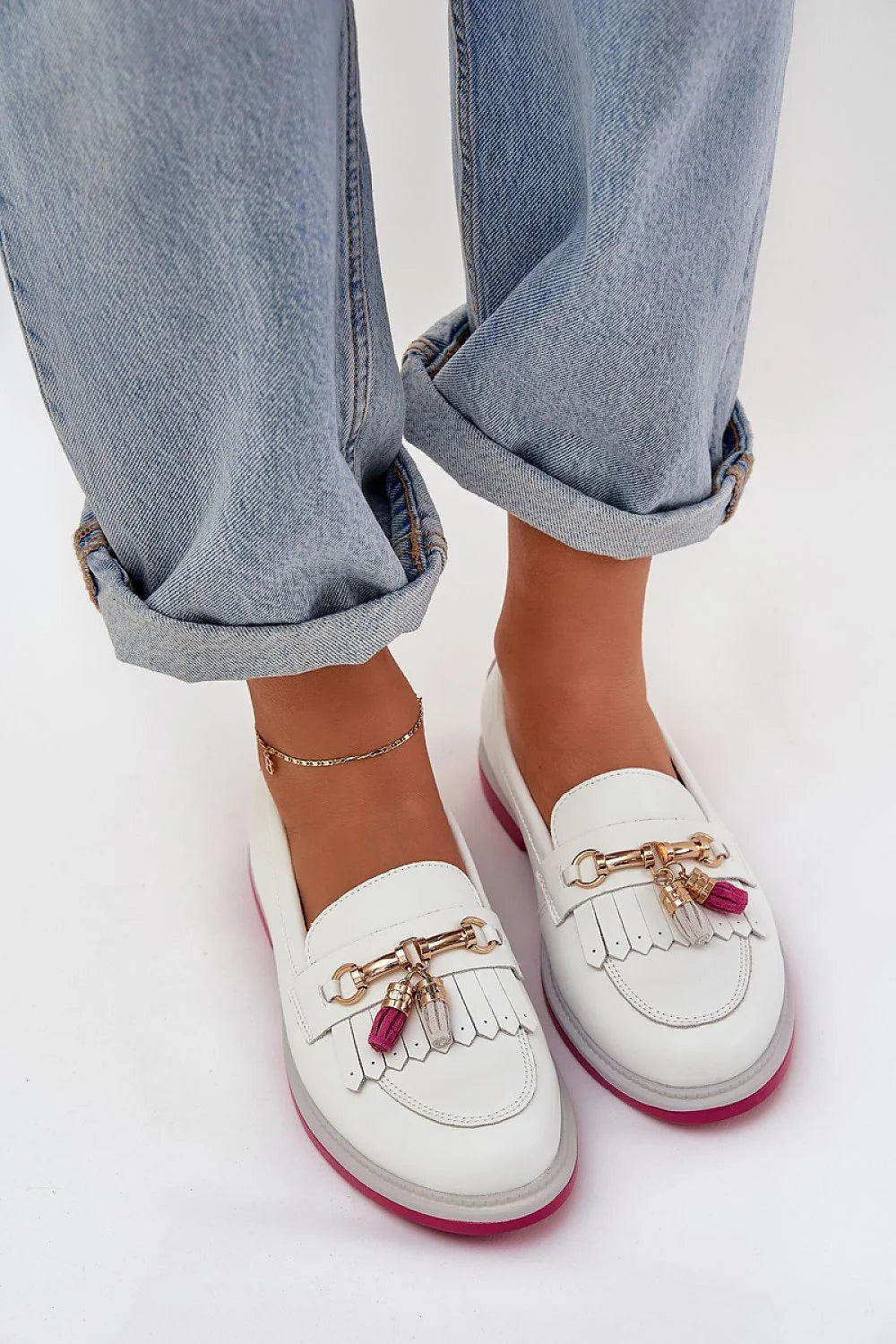 Moccasins élégants pour femmes en cuir naturel blanc avec chaîne dorée et semelle rose, confort tout le jour, style sophistiqué