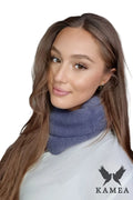 Écharpe Infinity Kamea en maille tricotée douce et chaude pour femmes, style moderne et polyvalent, couleur bleu profond avec nuance violacée, fabrication en Pologne, composition 100% polyamide